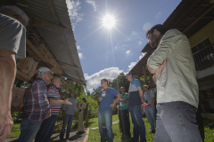 MORRETES (BRASIL), 10/11/2022;  Agricultores de Morretes recebem curso apicultura em uma propriedade com criacção de abelhas, Paraná, Brasil, em 10 de Novembro de 2022. Foto: Hedeson Alves/TECPAR