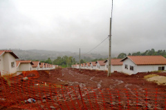 Moradores de Califórnia têm até o dia 2 de dezembro para se inscreverem no processo seletivo de 65 novas moradias do Governo do Estado em construção na cidade, na região do Vale do Ivaí. A obra do conjunto habitacional está próxima dos 80% de conclusão, em um projeto que recebeu cerca de R$ 5,8 milhões de investimento do programa Casa Fácil Paraná. (Foto: Cohapar). 