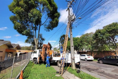 Equipes da Copel trabalham na restauração da rede elétrica - 