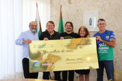 Novo milionário de Curitiba recebe prêmio do Nota Paraná 