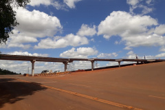 bloqueios na obra da passarela do Santuário São Miguel Arcanjo, em Bandeirantes.