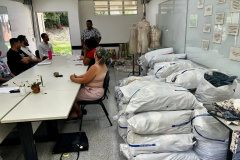 UEL recebe doação de 2 mil peças de roupas  e repassa à cooperativa de catadores