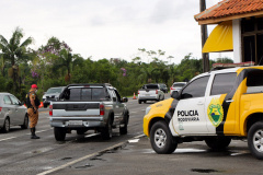 PM prende casal e apreende adolescentes por tráfico de drogas no Litoral