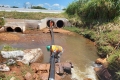 Tubulação para desassoreamento atravessa a BR 277