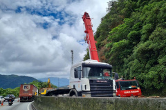 Guindaste do DER chega à BR-277 para obra emergencial no Litoral 
