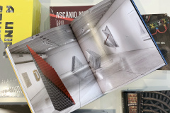 Catálogos de exposições recentes estão disponíveis na MON Loja