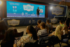 Cinema na Praça estreia em Matinhos e atrai moradores e veranistas
