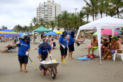   Banhistas jogam nas praias quase 10 toneladas de lixo por dia