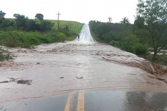 Cheia de rio atinge rodovia entre Douradina e Ivaté; DER/PR monitora situação