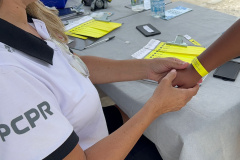 PCPR distribui pulseiras de identificação em Guaratuba
