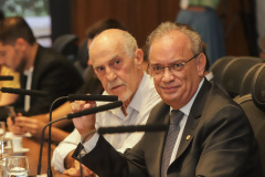 À FRENTE PARANÁ