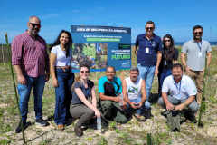  Equipe do Instituto Água e Terra que participou do plantio de restinga em Pontal do Paraná.