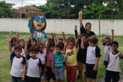 Mascote Sane vira atração no litoral e agrada principalmente as crianças