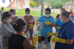 Mulheres de Cândido de Abreu aprendem a fazer sabão ecológico com a Sanepar