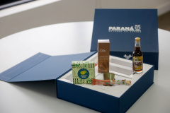 Kit de produtos regionais paranaenses entregue pelo governador Carlos Massa Ratinho Jr a autoridades na missão internacional ao Japão e Coreia do Sul. Produtos são de pequenos produtores que integram o programa Vocações Regionais Sustentáveis (VRS) da Invest Paraná. - Curitiba, 14 de março de 2023 - Foto Jonas Oliveira