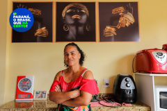 Ação Social promovida em Prudentópolis. Na foto, Denise Aparecida dos Santos, ao lado dos filhos, uma das beneficiadas pela ação