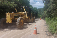 DER está com maquinário mobilizado na PR-090, em trecho atingido por queda de barreira 