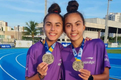 As irmãs gêmeas Ana e Helena Mees, de 17 anos, conquistaram medalhas de ouro nos 3000m e 1500m rasos, respectivamente, e destacaram a atmosfera do campeonato. 
