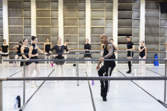 Na aula especial, os bailarinos Elias Bouza e Rafael Bittar conduziram a turma pelo balé clássico e pela dança contemporânea, respectivamente. 
