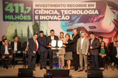 O governador Carlos Massa Ratinho Júnior assinou nesta terça-feira (11), no Museu Oscar Niemeyer, os decretos estaduais que regulamentam a Lei de Inovação do Paraná (Lei nº 20.541/2021) e o Fundo de Inovação das Microempresas e Empresas de Pequeno Porte do Paraná (FIME/PR).