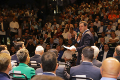 Curitiba, 04 de março de 2023 - O governador Carlos Massa Ratinho Junior, ao lado dos deputados estaduais, anunciou investimento R$ 500 milhões para a pavimentação asfáltica em cidades com até até 7 mil habitantes.