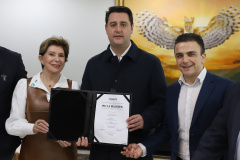 A cidade de Ponta Grossa, nos Campos Gerais, vai ganhar um novo Pronto Atendimento Municipal (PAM), que será instalado no bairro Uvaranas para reforçar os atendimentos de média complexidade no município. O convênio para a construção da unidade foi assinado nesta segunda-feira (29) pelo governador Carlos Massa Ratinho Junior e pela prefeita de Ponta Grossa, Elizabeth Schmidt.
