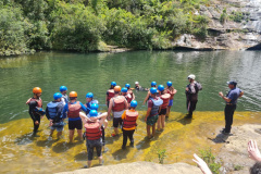 Guias da empresa Aquatrekking em ação no Lago Azul, dentro do Parque Estadual do Vale do Codó, em Jaguariaíva