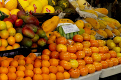 Frutas da estação como caqui, kiwi e tangerina apresentam queda nos preços, aponta boletim