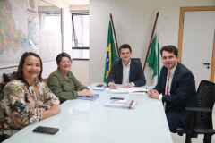 O menor município do Paraná, Jardim Olinda, com 1.309 habitantes (IBGE, 2021), está entre os beneficiados, nesta terça-feira (02), com ações de apoio ao desenvolvimento urbano do Governo do Estado, via Secretaria das Cidades (Secid). O edital entregue à Prefeitura da região Noroeste autoriza o início do processo licitatório para a urbanização de praça, com o investimento de R$ 1.903.073,29.