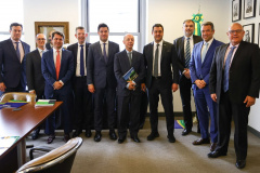 O governador Carlos Massa Ratinho Junior se reuniu nesta terça-feira (9), em Nova York, com representantes dos fundos de investimentos Acciona (norte-americano) e Macquarie (australiano) para apresentar possibilidades de parceria com o Estado em áreas estratégicas. - A comitiva também esteve no Consulado do Brasil em Nova York e no Bank of America, uma das principais instituições financeiras do mundo