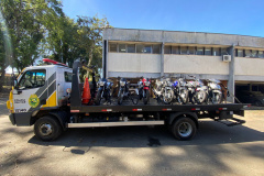 Polícia Militar prende quatro pessoas e apreende 20 motocicletas durante abordagem em Curitiba