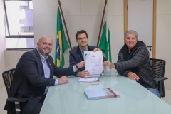 Novas oportunidades para a geração de renda e de postos de trabalho. É o que vai acontecer em Mandirituba, na Região Metropolitana de Curitiba, com a construção do barracão industrial com recursos liberados pelo Governo do Estado, por meio do Programa de Transferência Voluntária da Secretaria das Cidades (Secid). O edital, no valor de R$ 1.242.416,38 e que autoriza a licitação da obra, foi entregue nesta segunda-feira pelo secretário Eduardo Pimentel ao prefeito Luis Antonio Biscaia.