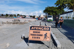 Com o avanço das obras da recuperação da Orla de Matinhos para pontos mais centrais da cidade, o Instituto Água e Terra (IAT) reforça o pedido para que moradores e turistas sigam atentos aos avisos de segurança, evitando acidentes.
