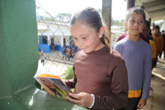 Sanepar doa 400 livros para escola rural em Quitandinha