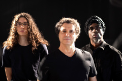Frejat e filho se apresentam no palco do Teatro Guaíra