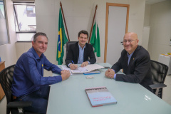 O Governo do Estado, por meio da Secretaria das Cidades (Secid), autorizou nesta segunda-feira (07) o processo licitatório para a edificação de uma nova escola em Jundiaí do Sul, no Norte Pioneiro. O prefeito Eclair Rauen recebeu das mãos do secretário Eduardo Pimentel o edital que autoriza a obra