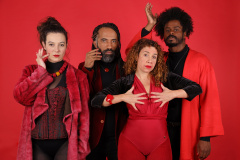 Em Libras e Português, companhia curitibana usa o teatro para pensar as línguas