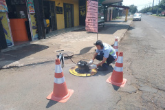 Equipamento ajuda a identificar irregularidades na tubulação de esgoto. Fumaça não é tóxica