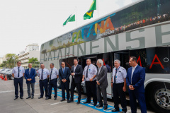 Governador conhece os ônibus que vão promover o turismo no Paraná pelas rodovias do Brasil. 