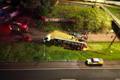 Polícia Militar encontra 3,2 toneladas de maconha em carreta tombada em Cascavel