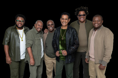 Fundo de Quintal revive sucessos dos 45 Anos no palco do Guairão