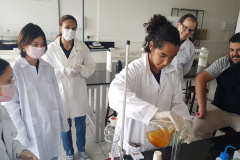 Alunos da rede estadual desenvolvem projeto que transforma óleo de cozinha em biocombustível