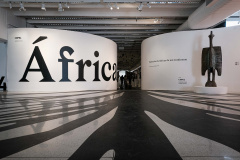 Dentro da temática da cultura popular brasileira e musicalidade afrodiaspórica, os inscritos entrarão em contato com os ritmos de raiz africana, com inspiração nos instrumentos presentes na mostra “África: Diálogos com o Contemporâneo” (Sala 4). 