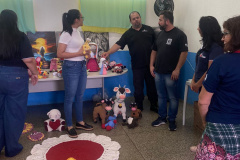 Em Foz do Iguaçu, Polícia Penal realiza entrega de Amigurumis para ONG e Delegacia da Mulher