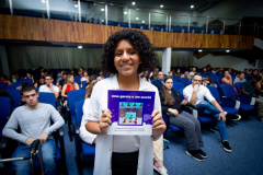 Alunos da rede estadual distribuem autógrafos em evento de lançamento de livros autorais