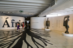 Exposição "África: Diálogos com o Contemporâneo" fica no MON até dia 28