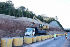 Estabilização de encosta ao lado de rodovia avança em União da Vitória