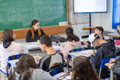 Cerca de um milhão de estudantes voltam às aulas, pela rede de ensino, nesta quarta-feira