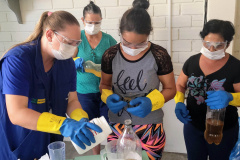 Sanepar ensina comunidade a fazer sabão ecológico 