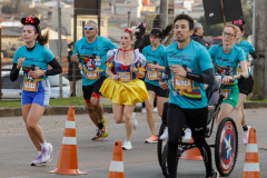 A capital paranaense foi sede neste domingo (4) da prova Disney Magic Run 2024, evento que contou com a participação de aproximadamente 5 mil atletas e aconteceu na Universidade Positivo.